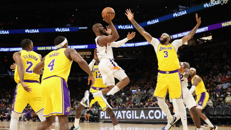 Jogadores de Lakers e Phoenix Suns na partida da NBA - GettyImages
