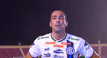 Atacante faz gol decisivo e homenageia esposa e repórter, que se emociona ao vivo - Transmissão/ TV Globo