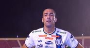 Atacante faz gol decisivo e homenageia esposa e repórter, que se emociona ao vivo - Transmissão/ TV Globo