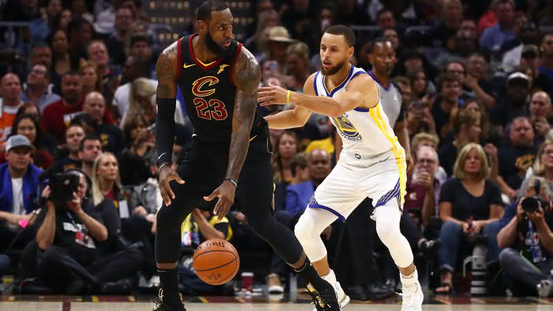 Lebron James sendo marcado por Stephen Curry nas finais entre Cleveland Cavaliers e  Golden State Wariorrs - Getty Images