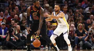 Lebron James sendo marcado por Stephen Curry nas finais entre Cleveland Cavaliers e  Golden State Wariorrs - Getty Images