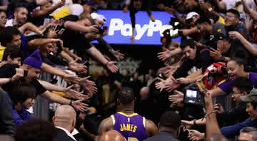 LeBron James, do LA Lakers, sendo procurado pela torcida adversária, do Phoenix Suns - Getty Images