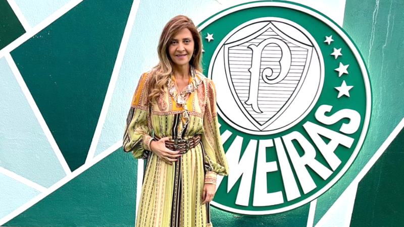 Leila Pereira, conselheira do Palmeiras em frente ao escudo do time - Reprodução/Instagram