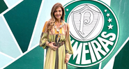 Leila Pereira, conselheira do Palmeiras em frente ao escudo do time - Reprodução/Instagram