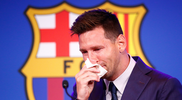 Messi utilizando um lenço para secar as lágrimas durante a despedida do Barcelona - GettyImages