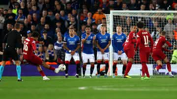 Momento do gol de falta de Alexander-Arnold na partida - Clive Brunskill / Getty Images
