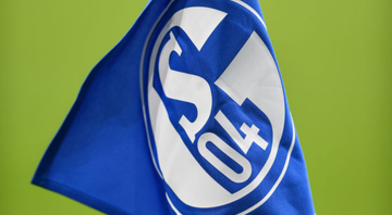 Bandeira do Schalke 04, time alemão que decidiu tirar o logo de patrocinador russo - GettyImages
