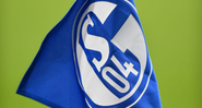 Bandeira do Schalke 04, time alemão que decidiu tirar o logo de patrocinador russo - GettyImages