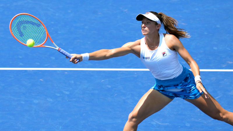 Luisa Stefani durante partida de tênis - GettyImages