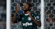 Luiz Adriano, jogador do Palmeiras, mandando beijo - GettyImages