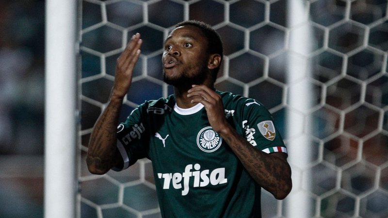 Luiz Adriano, jogador do Palmeiras comemorando o gol mandando beijo - GettyImages