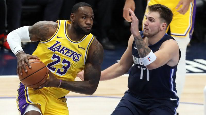 Luka Doncic marcando Lebron James - Getty Images