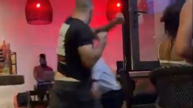 Ex-lutador do Bellator se envolve em confusão e nocauteia homem em bar; vídeo - Reprodução