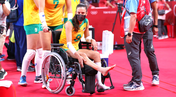 Macris, levantadora da seleção brasileira feminina de vôlei na cadeira de rodas após torcer o tornozelo - GettyImages
