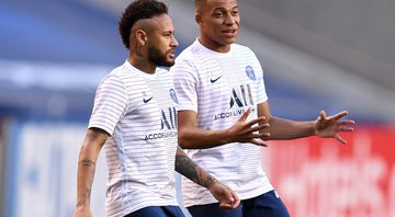 Neymar e Mbappé aquecendo juntos no treino do PSG - GettyImages