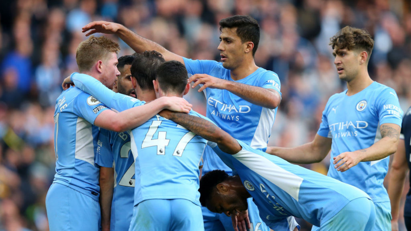 Jogadores do Manchester City comemorando o gol diante do Burnley pela Premier League - GettyImages