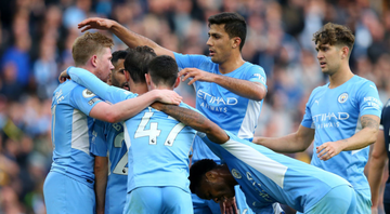 Jogadores do Manchester City comemorando o gol diante do Burnley pela Premier League - GettyImages