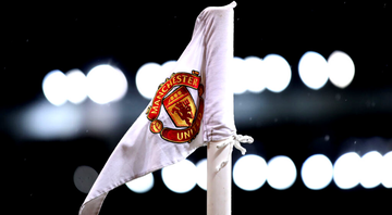 Bandeirinha de escanteio com o símbolo do Manchester United - GettyImages