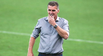 Vagner Mancini, treinador do Grêmio com a mão no rosto - GettyImages