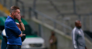 Mancini, treinador do Grêmio parada com a mão no rosto - GettyImages