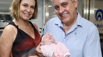 Mauro Naves posa com a neta na saída da maternidade - Manuela Scarpa/Brazil News