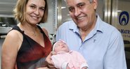 Mauro Naves posa com a neta na saída da maternidade - Manuela Scarpa/Brazil News