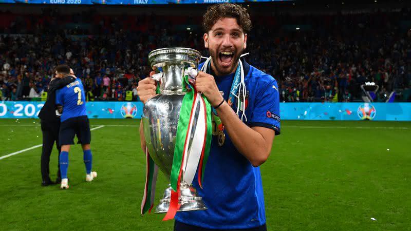 Manuel Locatelli pela Itália com a taça de campeão da Eurocopa - Getty Images