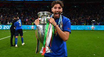 Manuel Locatelli pela Itália com a taça de campeão da Eurocopa - Getty Images
