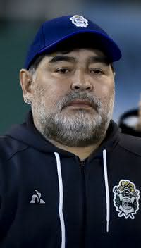 Maradona em ação comandando o Gimnasia y Esgrima