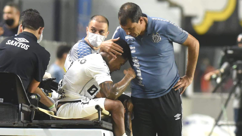 Marinho, jogador do Santos no momento em que saiu de carrinho do jogo contra a Chapecoense, sendo consolado por Carille - Ivan Storti/Santos FC/Fotos Públicas