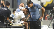 Marinho, jogador do Santos no momento em que saiu de carrinho do jogo contra a Chapecoense, sendo consolado por Carille - Ivan Storti/Santos FC/Fotos Públicas