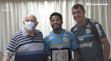 Marinho recebe homenagem pelo 100º jogo com a camisa do Santos - Reprodução/ Santos TV