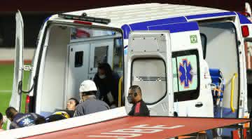 Durante jogo do São Paulo, o profissional caiu na beira do campo e foi atendido pela ambulância - GettyImages
