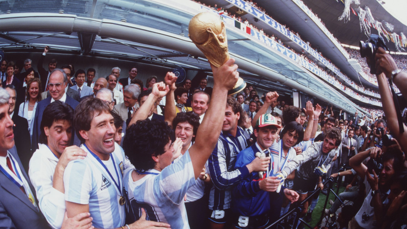 Matthäus doa camisa usada por Maradona em final de Copa de 1986 - Getty Images