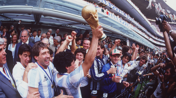 Matthäus doa camisa usada por Maradona em final de Copa de 1986 - Getty Images