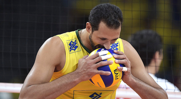 Maurício Souza, jogador de vôlei mordendo a bola - GettyImages