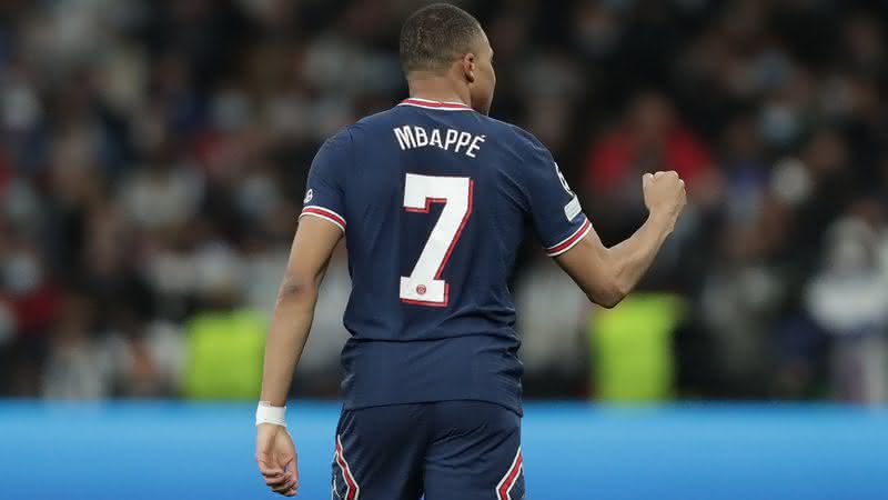 Mbappé fez um hat-trick pelo PSG na vitória diante do Metz na Ligue One - GettyImages