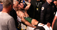McGregor saindo do octógono após se lesionar na luta contra Dustin Poirier - GettyImages
