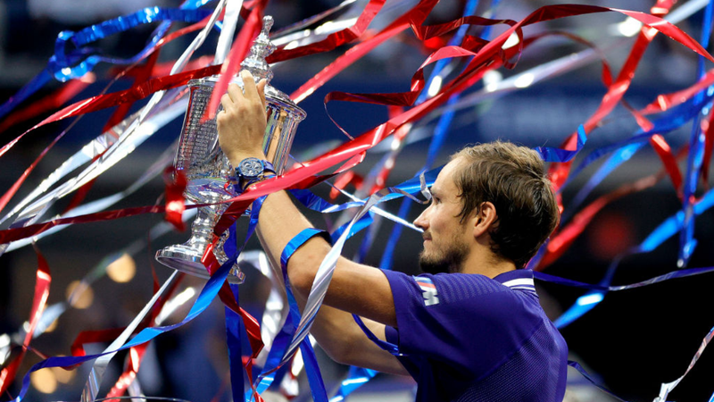 Medvedev comemorando o título do US Open diante de Djokovic - GettyImages