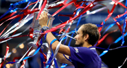 Medvedev comemorando o título do US Open diante de Djokovic - GettyImages