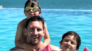 Messi com os filhos na piscina - Reprodução/Instagram
