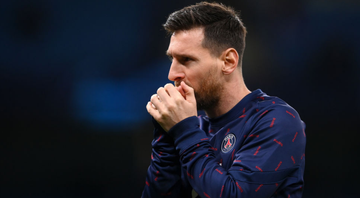 Messi, jogador do PSG assoprando as mãos - GettyImages