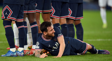 Messi deitado no chão atrás da barreira do PSG - GettyImages