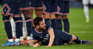 Messi deitado no chão atrás da barreira do PSG - GettyImages
