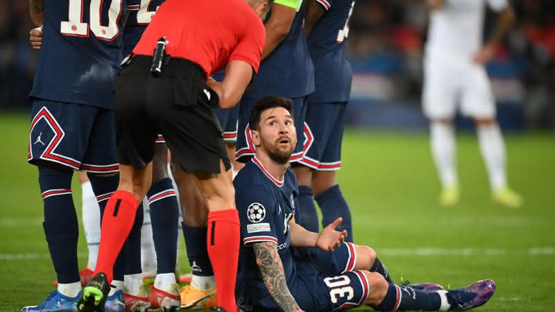 Messi deitado atrás da barreira do PSG - GettyImages