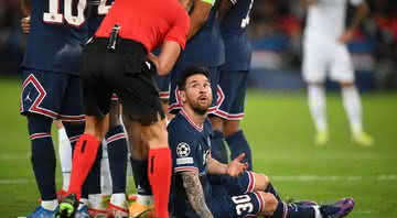 Messi deitado atrás da barreira do PSG - GettyImages