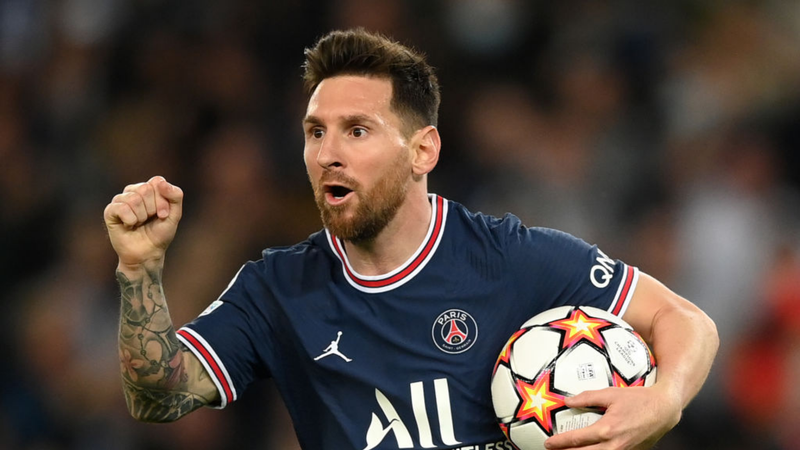 Messi, jogador do PSG segurando a bola em baixo do braço - GettyImages