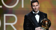 Messi, jogador do PSG segurando o prêmio da Bola de Ouro - GettyImages