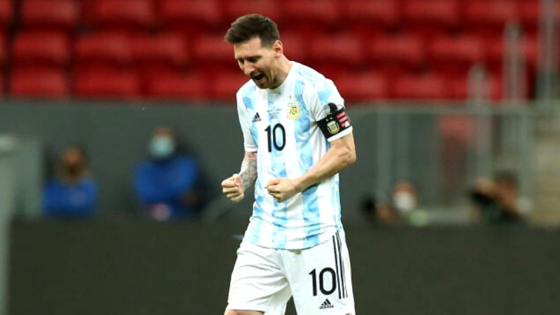 Messi bate primeiro pênalti da Argentina e brasileiros dizem que