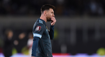 Messi com a mão no rosto na partida entre Argentina e Peru pelas Eliminatórias - GettyImages